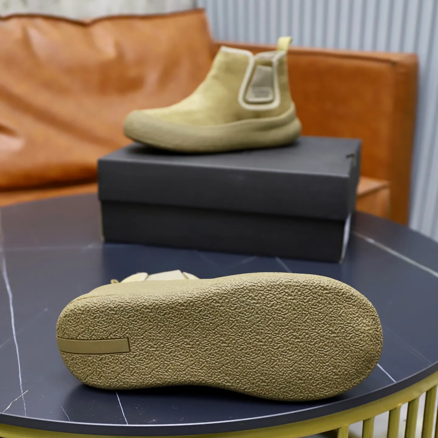 Ex-factory price: 580💰Thick wool imported from Australia Brand: UGG genuine purchase Size: 39-44 Grade: Official website 1:1 Material: First layer of genuine leather waterproof and anti-freeze upper Real wool lining Original non-slip soft wear-resistant outsole Style category: Men's casual shoes Trendy style Comfortable on the feet Color: Official website color synchronization